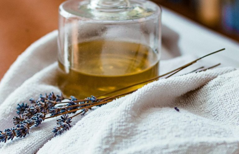 Une femme va recevoir un massage aux huiles essentielles apaisantes aux arômes.