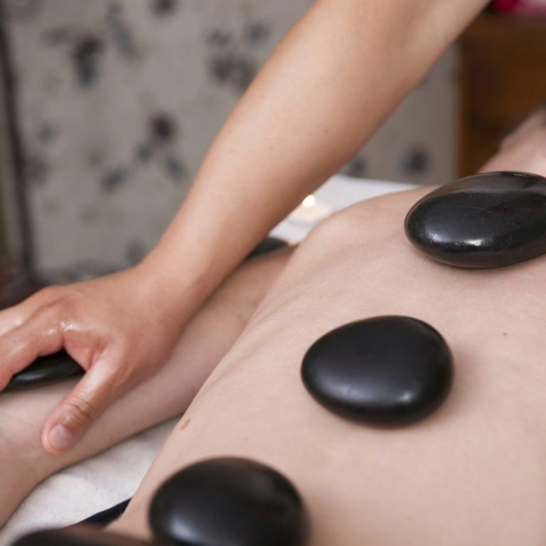 Massage aux pierres chaudes pierre chaudes placées de manière ciblée