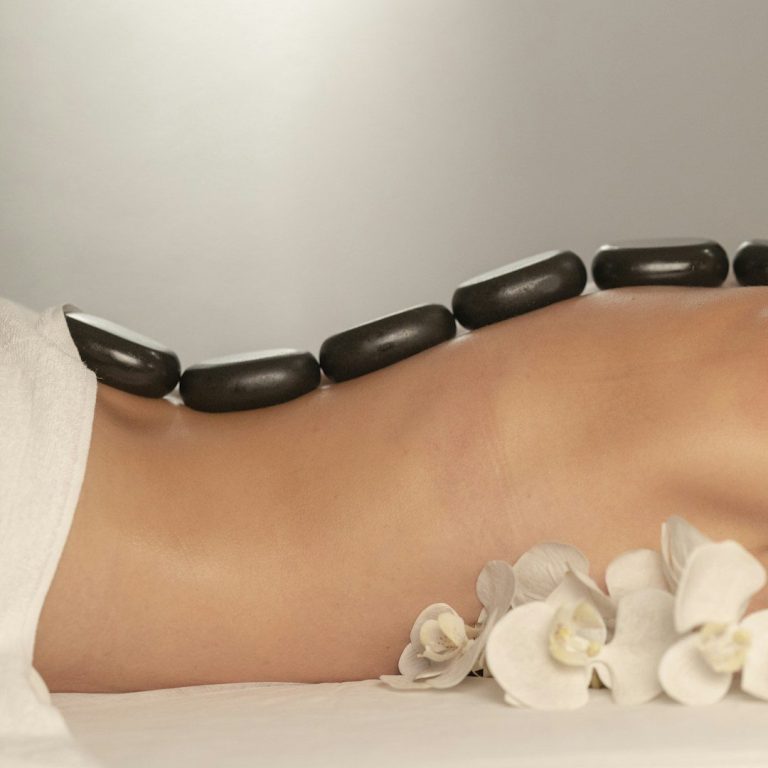  l’art traditionnel du massage thaïlandais avec des pierres chaude
