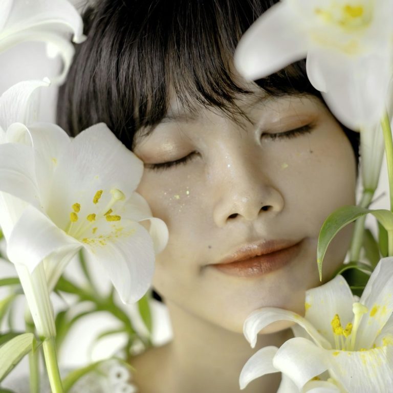 Massage aux huiles essentielles photo de profil fille avec des fleurs